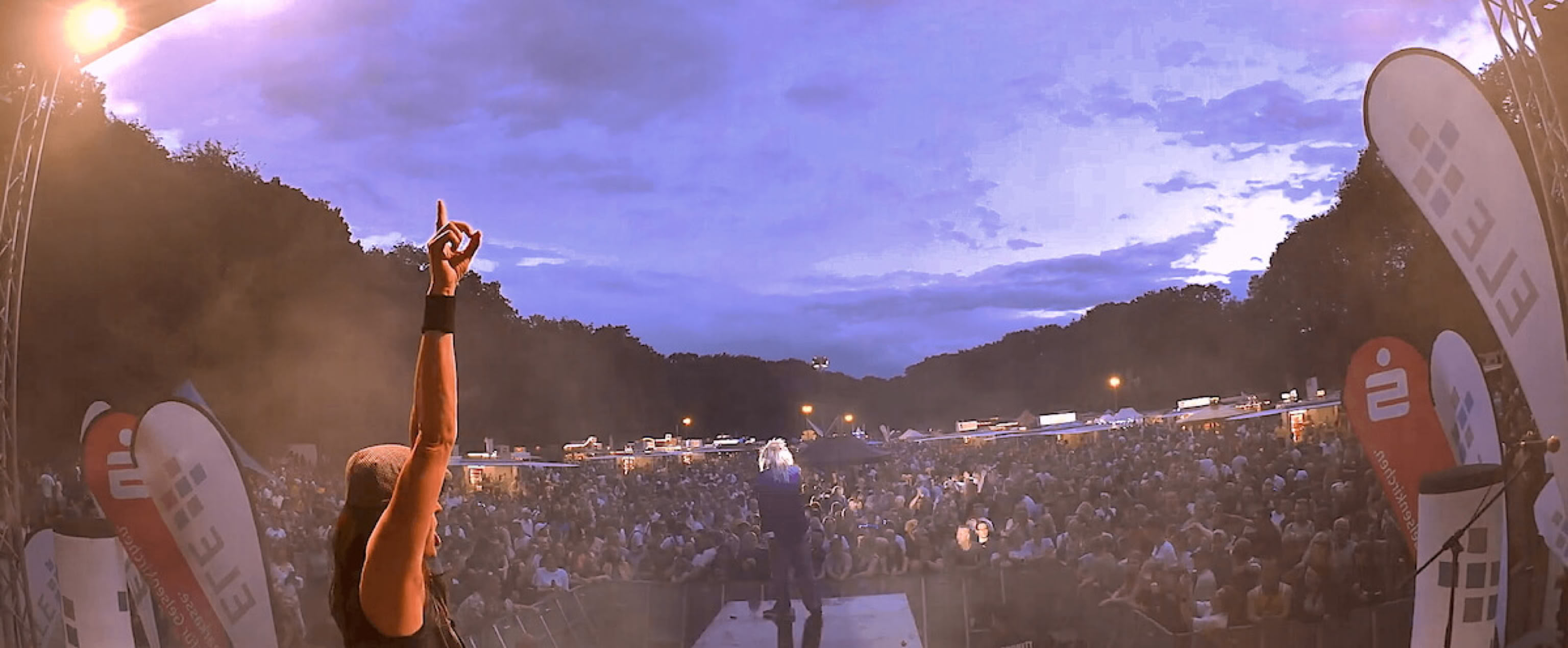 „80sALIVE“ die 80er-Jahre Legenden-Tribute-Show Der Showact mit Retro-Flair wird moderiert von „Mickie Sixx“. Eine „Back to the 80s“ Party im Originallook der Stars, zum mitsingen, mittanzen, voller Glücksgefühle!: „80s ALIVE ist wie eine Zeitmaschine, die in Sekunden wieder alte Erinnerungen erweckt!“  BAND 80S TÄNZER Live moderiert Tributeband Booking Stadtfeste Falco, Queen, Madonna, Nena, AC DC, Kiss, Bon Jovi, Foreigner, Tina Turner, Journey, Prince, Scorpions, Depeche mode, Liveband professionell, rock ndw new wave soul, Hitparade Charts.